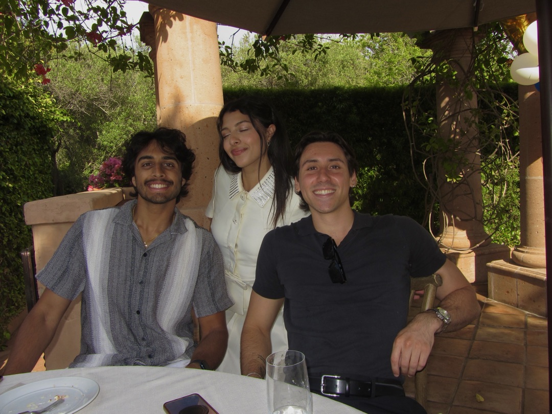 Thiago at dinner with two friends